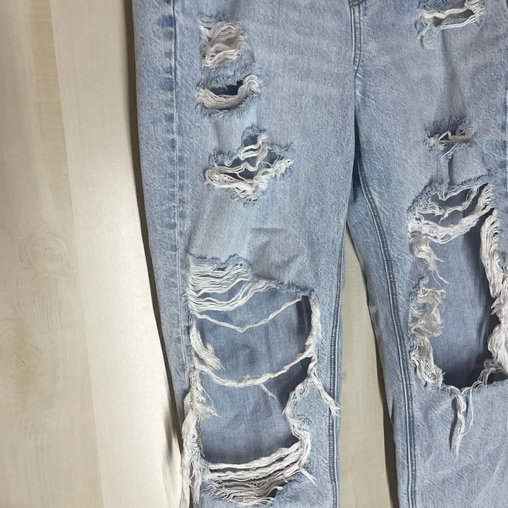 American Eagle mom jeans distressed light wash, size 4 regular‎